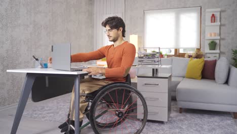 Behinderter-Teenager-Im-Rollstuhl,-Der-Mit-Laptop-Arbeitet.